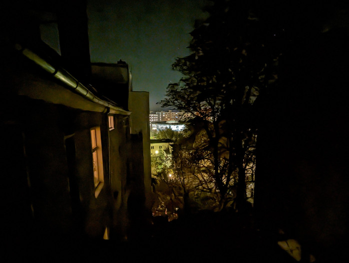Auch die Superweitwinkelaufnahmen bei Nacht mit dem Pixel sind nur noch ok: Zwar sind die Schatten besser belichtet, dafür sieht der Himmel nicht mehr so gut aus. (Bild: Tobias Költzsch/Golem.de)